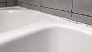 Wykończenie wanny przy ścianie